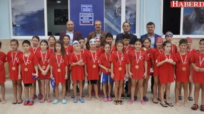 BAKIRKÖYDE CUMHURİYET KUPASI YÜZME YARIŞLARI YAPILDI