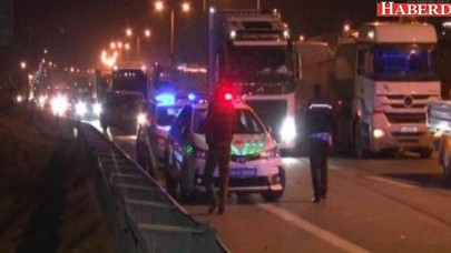 TEMde TIR devrildi! Yol kapandı!