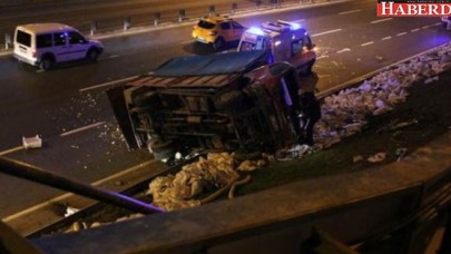 Bariyerleri aşan kamyon D-100 karayoluna yuvarlandı