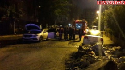Küçükçekmecede Park Halindeki 2 Araç Yandı
