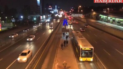 Metrobüs Yayaya Çarptı: 1 Yaralı