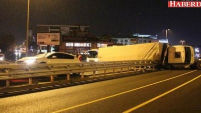 Metrobüs yoluna TIR devrildi: Yaralılar var