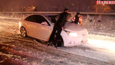 Boluda Kar Kalınlığı 50 Santimetreyi Buldu! İlk Kar Tatili Düzceden Geldi