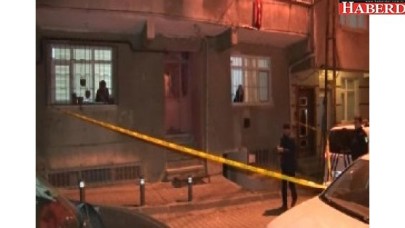 Küçükçekmecede 5 Katlı Binanın Girişine Ses Bombası Atıldı