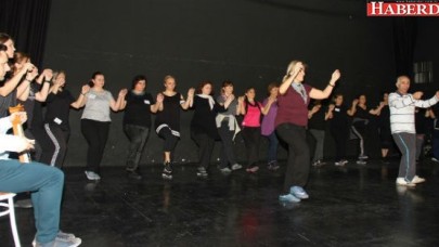 Kadınlar Horon öğreniyor