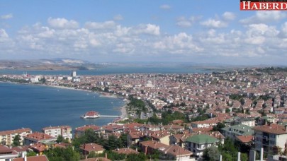 Sahildeki yapıların çatıları mavi renk olacak