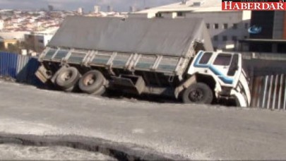 Esenyurtta Yol Çöktü, Kamyon Yan Yattı