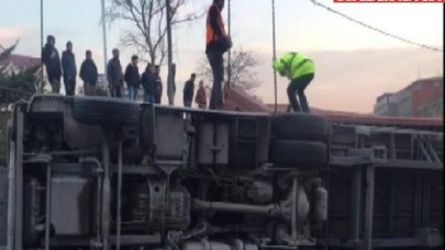 Virajı Alamayan Tır Devrildi