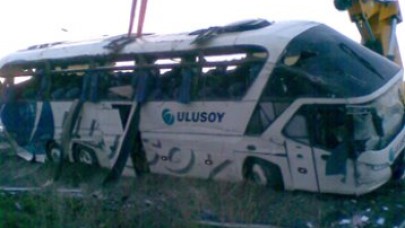 Otobüs devrildi: 1 ölü 46 yaralı