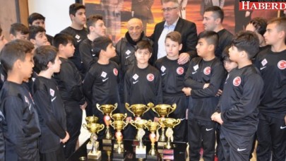 Başkan Cem Kara güreşçilerimizi tebrik etti