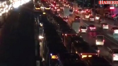 Avcılarda metrobüs isyanı; vatandaşlar yolu kapadı