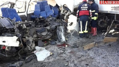 Vanın Gürpınar İlçesinde Kamyon ile Minibüs Çarpıştı: 8 Ölü, 2 Yaralı