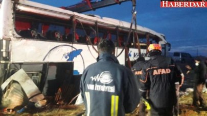 Vanda yolcu otobüsü devrildi: Ölü ve yaralılar var