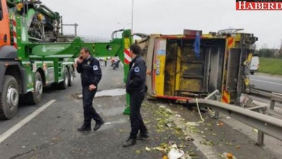 TEMde çöp kamyonu devrildi