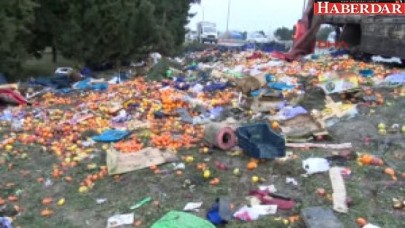 Temde Sebze ve Meyve Yüklü Kamyon Devrildi: 3ü Ağır 6 Yaralı