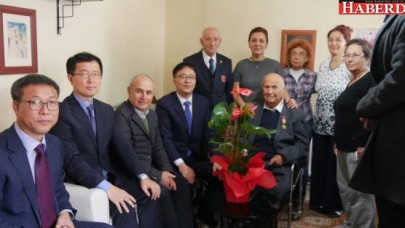 Kore gazilerinin önünde yere kapandılar!