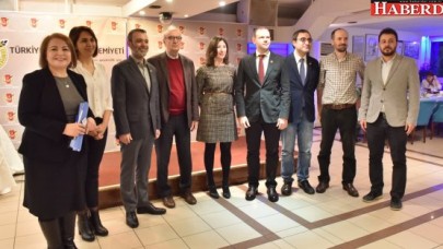 Yeni üyelere rozet takıldı