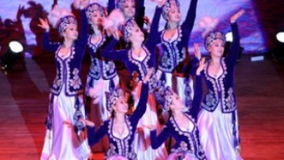 Kırgız dansçılar büyüledi