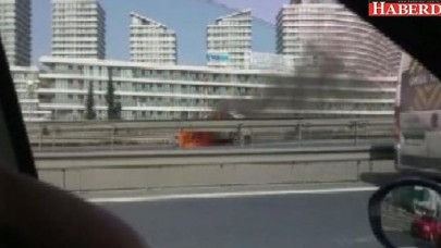 Seyir halindeki otomobil alev aldı: Trafik durdu