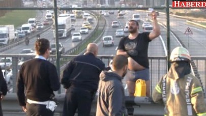 Üzerine Döktüğü Benzini Ateşlerken Su Sıkılarak Kurtarıldı