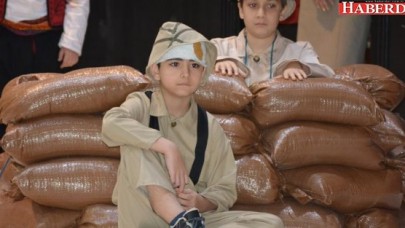 Öğrencilerden duygulandıran  “Şehitleri Anma“ programı