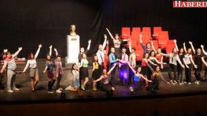 Artiz Mektebi Büyükçekmece’yi gülmekten kırdı geçti