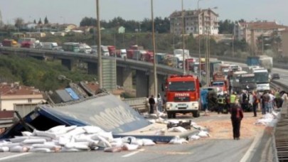 Fıstık yüklü kamyon 4 parçaya bölündü