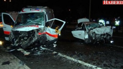 Otomobil ambulansa çarptı: 6 ölü