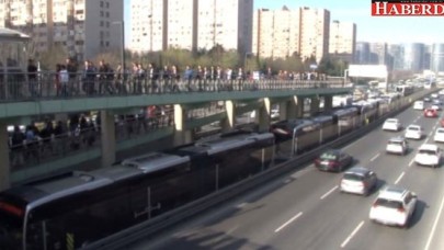 İstanbullular Şaşkına Döndü! Metrelerce Metrobüs Kuyruğu Oluştu