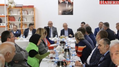 Akgün, ‘Sevgi Eli’ni uzatanlarla bir araya geldi