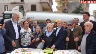 Evlerinin yıkılmasını baklava yiyerek izlediler