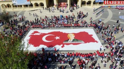 Köy okulu öğrencilerinden ay yıldızlı Türk bayrağı ve Atatürk puzzle’ı