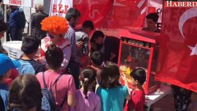 CHP’li gençler, Esenyurtlu miniklere 23 Nisan kutlaması düzenledi