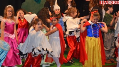 Tiyatro Kursu öğrencileri ayakta alkışlandı