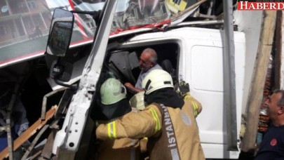 Büyükçekmecede Kontrolden Çıkan Kamyon Dükkana Girdi