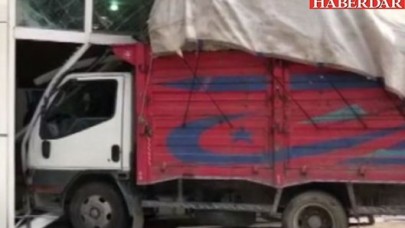 Freni Patlayan İçi Yük Dolu Kamyonet AVMye Daldı