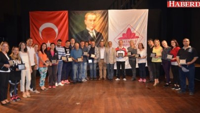 Kurs eğitmenlerine teşekkür plaketi verildi