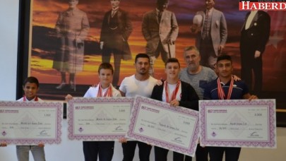 Kırkpınar Şampiyonları Ödüllerini Başkan Karanın Elinden Aldı