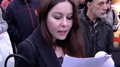 Taksim'de 'Dokunan yanar, ya okuyan?' eylemi