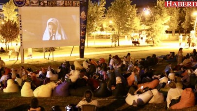 Büyükçekmecede yıldızlar altında sinema keyfi sürüyor