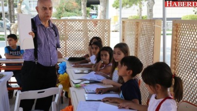İrfan Ünalan, minik öğrencilerine karikatür çizmeyi öğretti