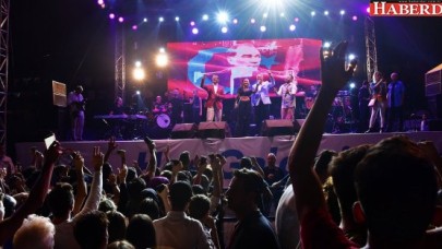 ZİYNET SALİ “BARIŞ VE SEVGİ” RÜZGARI ESTİRDİ