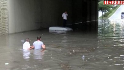 Araçlar alt geçitte mahsur kaldı