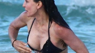 Bikinisinin azizliğine uğradı