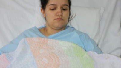 Baba, doğmayan bebeğini de bıçakladı