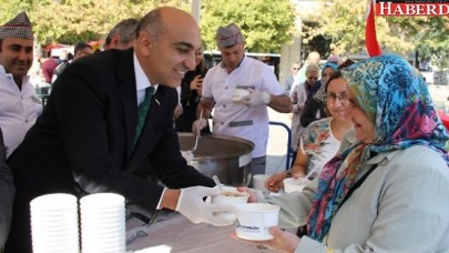 Bakırköy Belediyesinden meydanda binlerce aşure