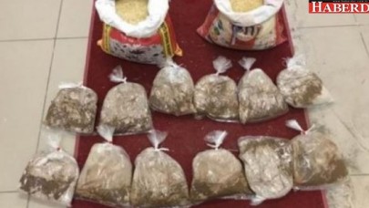 Havalimanında pirinç çuvallarının içinde...