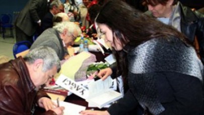 Kitap imzalama çetesi Balıkesir'de imza dağıttı