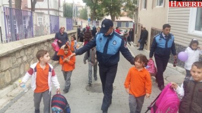 Zabıta Ekipleri Çocukların Güvenliğini Sağlıyor