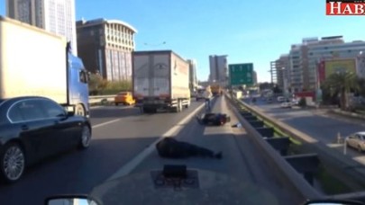 Tırın Lastiğine Çarpan Motosikletli Adam, Ölümden Döndü